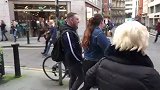 街头草人恶作剧，男子假扮成草人吓路人，路人非常尴尬