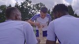 足球-17-冠军的挑战：看切尔西球星们挑战筷子技巧-精华