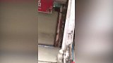 广东汕头一公交车失控撞上在建房屋 乘客带行李跳窗逃生