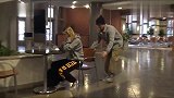 小伙拉椅子恶搞专找妹子，这是要注定孤独终生啊