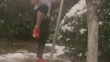 小伙子这样练习腿功，只可惜这刚买的钢管有些重！