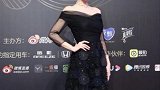 Angelababy黑色纱裙走红毯，是老气还是持重？