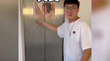 哈哈哈哈笑喷了，小伙对着电梯门上的美女亲亲，下一秒门开了