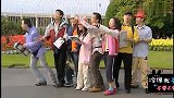 国外恶搞，路人帮看小孩，一转身男孩变女孩，惊呆路人