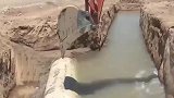 挖掘机故意砸破水管，水流喷射而出