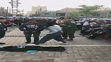 姑娘调戏路人大哥，被男伴发现后，急忙制止！