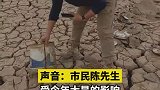 洞庭湖水位下降，市民们自发前往打捞湖面垃圾