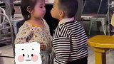 小男孩突然偷亲可爱萌妹