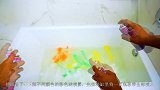 100瓶彩色线喷雾倒进浴缸，老外跳进去泡澡，是什么感觉