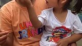 姐姐的奶酪棒吃完了要吃妹妹的
