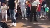 这对父母有毛病吗？孩子都吓成这样了还不赶紧推走？真无语
