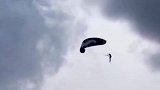 极限运动滑翔伞空中翻滚，短短几秒比我的一生都要精彩