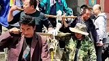 泰山挑山工，上万斤重的墩子上山