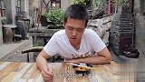 美女和小伙吃辣椒，没想两人都吃成了香肠嘴，最后结局太搞笑了