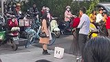 男子手捧鲜花哄女友开心，路人见状驻足围观