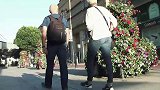 草人整蛊，男子假扮草人捉弄路人，路人的女友纷纷被吓到