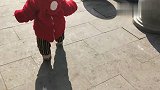 13个月宝宝看到摆摊的就迈不动步！一顿猛虎操作，扔的扔拿的拿