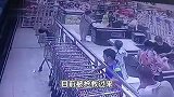 超市电线裸露小男孩被电40秒后倒地，超市称“只是摔了一跤”，官方回应