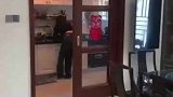 嫂子晒自家小姑子，回到娘家就不停的在干活