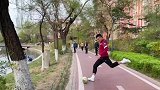 这让国足情何以堪，有两把刷子