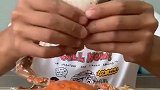 活公蟹的肉特别紧致，肉质是一丝一丝的特别鲜