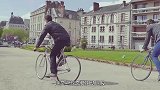 国外发明奇葩自行车，后轮能左右扭动，就像要散架了一样