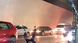 一替身演员拍撞车戏，不禁令人心疼，致敬每一位影视工作者。