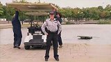 这是个什么情况，车子怎么掉河里去了