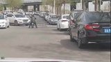 扛着大门上马路，这是当时直接夺门而出了