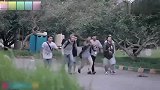 国外恶搞：一群人莫名其妙冲了过来，吓得路人也跟着撒腿就跑！