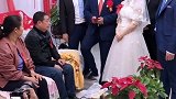 这新郎真是牛啊，直接用脚踹老丈人