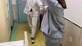 一男子为缓解妻子孕期焦虑在病房跳拉丁舞
