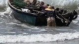 出海捕鱼之前正好遇见大浪，船只差点被掀翻