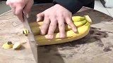 还在咬着吃香蕉吗？小哥哥带你解锁新吃法，从此告别用手吃香蕉！