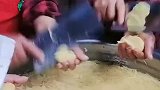 阿姨在手上切土豆，手法娴熟刀工了得