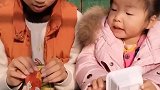 向往的童趣：姐姐带着妹妹一起吃雪糕