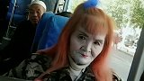 大妈今天去相亲，妆画得有点浓，有点吓人你就将就着看吧！