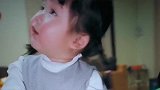 小女孩的动作，真的好可爱呀