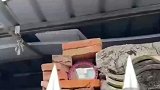 邻居放镜子照女子大门，发现后把镜子给捅掉