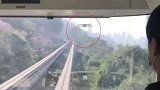 重庆：惊险！重庆一无人机撞上轨道交通2号线
