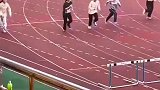 学校运动会女子跨栏比赛，一路磕磕绊绊终于坚持到终点