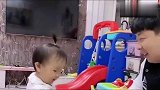 最近特别流行送小孩棒棒糖，今天虎爹给两岁萌宝也安排上了