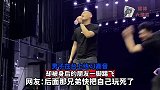 男子在台上练习高音，却被身后的朋友一脚踢飞