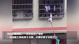 广西一幼童头卡防盗窗危在旦夕，邻居破门而入救人