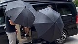 这又是什么十三线小明星，下车还要保镖打伞，还真是矫情！