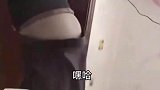 老公想展示倒立公公这时却开门了
