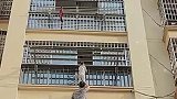 男童悬挂防盗窗，邻居和物业托举救人