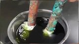 生锈的铁棒，在化学药剂一泡，竟焕然一新！好神奇啊！