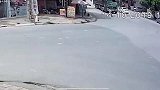 【越南】大货车转弯撞上骑车学生 男孩被卷车底竟奇迹爬出