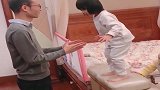 父女俩一秀恩爱，旁边的小“电灯泡”，就成了这样，真可怜！
